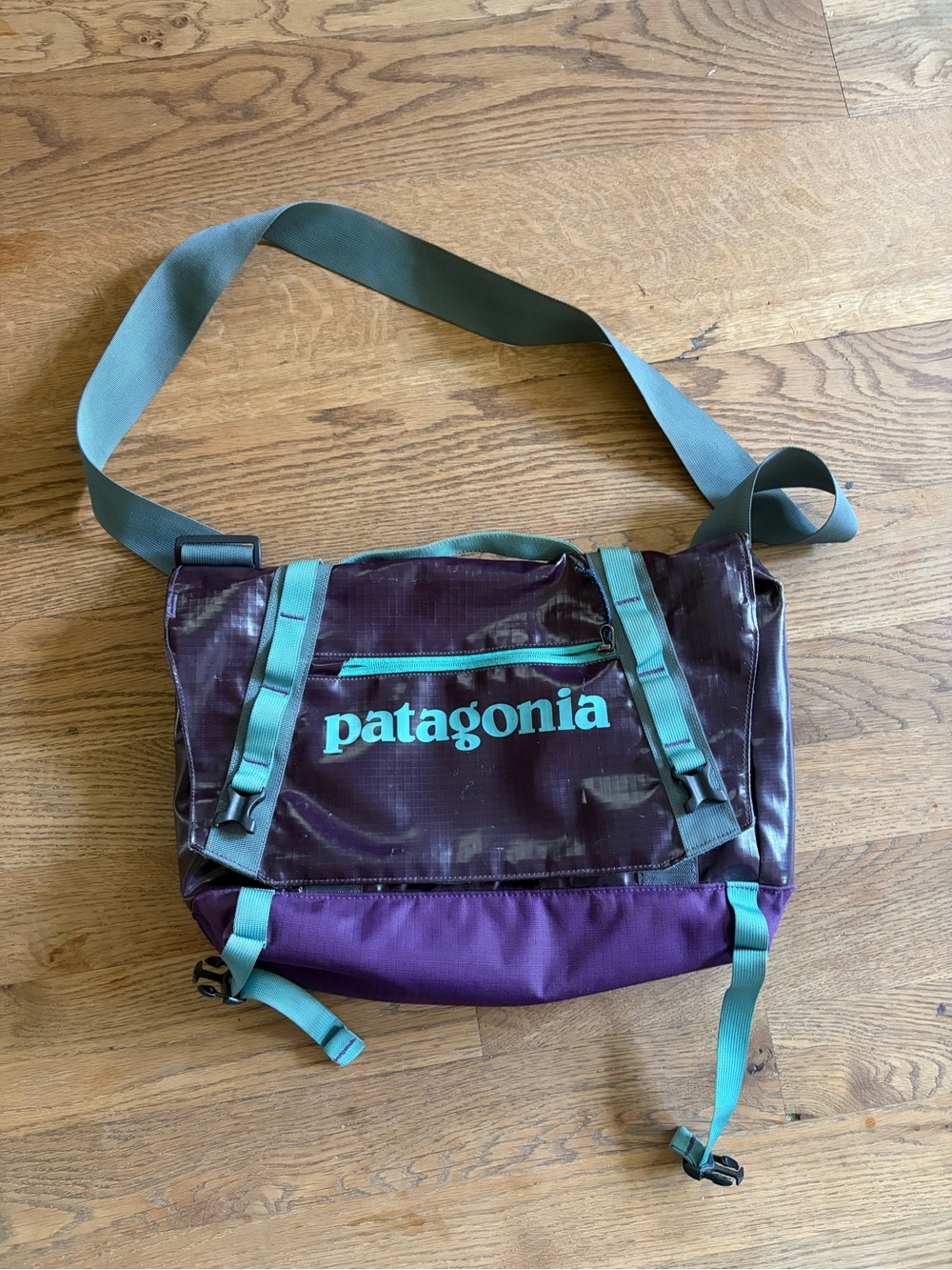 (V) RARE Patagonia Black Hole Messenger Bag Discontinue purple